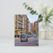 レッドミニクーパー車の都市のシーンポストカード ポストカード (スタンド正面)