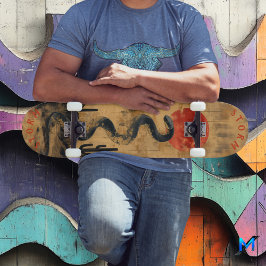 レッドムーンの下にコイル状の砂漠のヘビ、レトロ野生 スケートボード