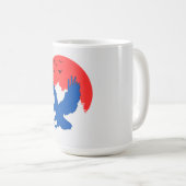 レッドムーンキーチェーン付きブルーイーグルシルエット コーヒーマグカップ (正面右)