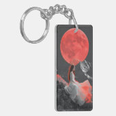 レッドムーンデジタルアートの下の崖の上の穏やかな女性 キーホルダー (正面左)
