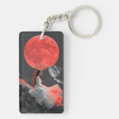 レッドムーンデジタルアートの下の崖の上の穏やかな女性 キーホルダー (裏面)