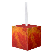 レッドメープルリーフ抽象芸術秋自然撮影 キューブオーナメント (裏面アングル)