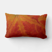 レッドメープルリーフ抽象芸術秋自然撮影 ランバークッション (裏面)