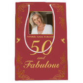 レッドモダン金ゴールド50ファブラス誕生日 ミディアムペーパーバッグ (正面)