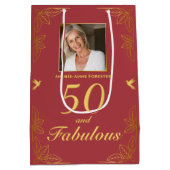 レッドモダン金ゴールド50ファブラス誕生日 ミディアムペーパーバッグ (裏面)