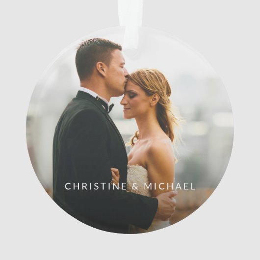 レッドモノグラム私たちの初めてのクリスマスカスタム写真 オーナメント (裏面)