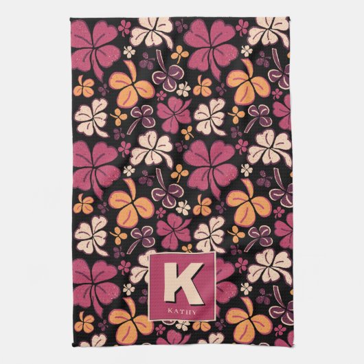 レッドラッキーシャムロッククローバーパターモノグラムのン キッチンタオル (縦)