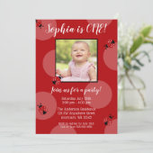 レッドラディバグ水玉模様誕生日写真招待状 招待状 (スタンド正面)