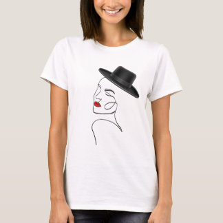 レッドリップラインアート付き黒帽子の女性 Tシャツ