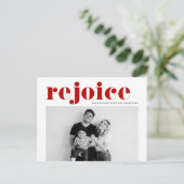 レッドレジョイスはっきりしたタイポグラフィモダン写真クリスマス シーズンポストカード (スタンド正面)