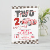 レッドレーシングカー トゥーファスト トゥーキュリアス 2歳の誕生日 招待状 (スタンド正面)