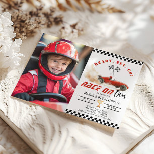 レッドレースカー任意の年齢の少年の写真誕生日 招待状