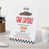 レッドレースカー誕生日パーティータイムカプセル 台座サイン (インサイチュ)