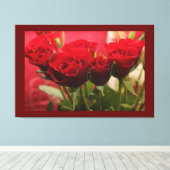 レッドローズと離れダークレッド背景プレミアム キャンバスプリント (インサイチュ (ウッドフロア))