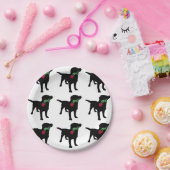 レッドローズを抱える可愛いブラックラボドッグ ペーパープレート (パーティー)