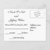 レッドローズオン白黒ストライプウェディングRSVPカード インビテーションポストカード (裏面)