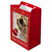 レッドローズバレンタインデーを持つゴールデンレトリバー犬 ミディアムペーパーバッグ (裏面アングル)