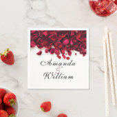 レッドローズパーソナライズされた花びら結婚ズ スタンダードカクテルナプキン (インサイチュ)