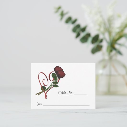 レッドローズ結婚ハートパーソナライズされた プレイスカード (スタンド正面)