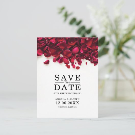 レッドローズ花びらウェディング日付を保存 案内ポストカード (スタンド正面)