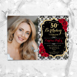 レッドローゼス白黒ダマスク写真50誕生日 招待状<br><div class="desc">エレガントフローラ50歳のフェミニン誕生日の招待状と写真。グラム白黒レッドデザインとフェイクグリッター金ゴールド。特徴は黒と白のダマスクパターン、赤いバラ、スクリプトのフォントと紙吹雪。大人スタイリッシュのお祝いパーティーに最適。独自の詳細でパーソナライズどんなカスタマイズ年でもいい！印刷されたZazzle招待状または即時ダウンロードのデジタル印刷可能なテンプレート。</div>