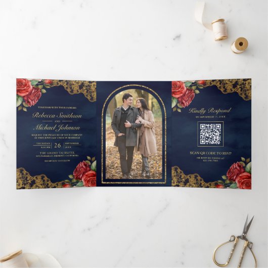 レッドローゼス金ゴールドレースネイビーQRコードフォト結婚ズ 三つ折り招待状 (内部)