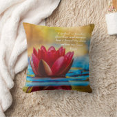 レッドロータスフラワーオンブルーウォータースピリチュアル引用文 クッション (ブランケット)