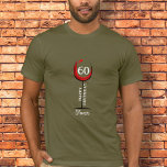 レッドワイングラス60誕生日ゲストオブオナー Tシャツ<br><div class="desc">レッドワイングラス60誕生日ゲストの名誉Tシャツ。誕生日tシャツ(赤ワイン、名前、年齢、ハッピーバースデー文字付き抽象芸術ガラス白書色)</div>
