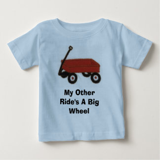 レッドワゴンもう一台の乗り物は大きな車輪だ ベビーTシャツ