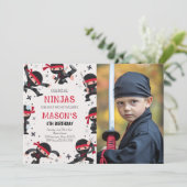 レッド忍者ウォリアー武術アーツ誕生日写真 招待状 (スタンド正面)