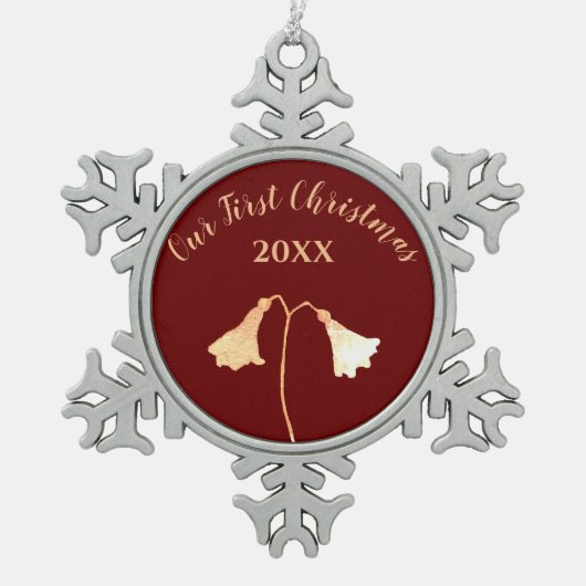 レッド金ゴールドフラワーカップルの初めてのクリスマス スノーフレークピューターオーナメント (正面)