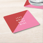 レッド&ピンクおもしろいコースター「ワインよりワインを少なく」 スクエアペーパーコースター (アングル)