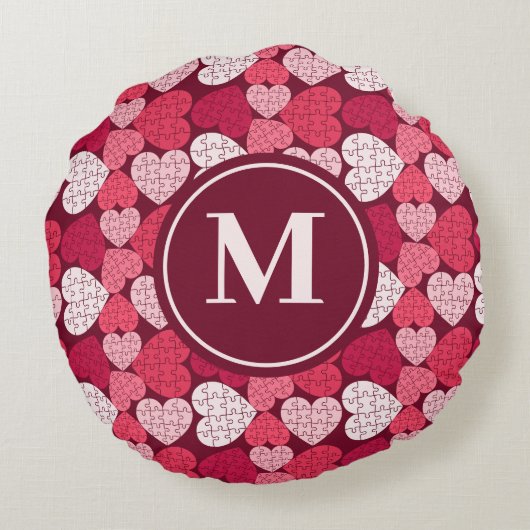レッド&ピンクジグソーパズルハートパターンモノグラム ラウンドクッション (裏面)