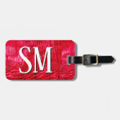 レッド フェイク レザー モノグラム ラゲッジタグ (正面横)