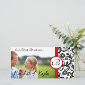 レッド&ブラックダマスク私たちの初めてのクリスマスあなたの写真 シーズンカード (スタンド正面)