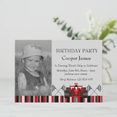 レッド&ブラックレースカー誕生日招待状 招待状 (スタンド正面)