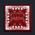 レッド ホワイトレー結婚スの記念ギフトボックス ギフトボックス<br><div class="desc">フラユニーククスタイリッシュタルレース縁どの華麗な赤と白の色-豪華でカスタムの結婚式エレガント、記念日、婚約が出品されます。名前、記念日、モノグラム、数字で個人の好みに合わせ、小物、宝飾箱など、特別な記念保品用の素晴らしい木の贈り物箱になります。素晴らしい贈り物を作り、その箱に思い出や写真を詰め込みます。また、花嫁結婚、ブライダルパーティ、友人、母最高の親の日の贈り物にも適しています。大きさは2つから選び、4色の漆塗り仕上げを選びます。私のデザイン&アートと同じですか？</div>