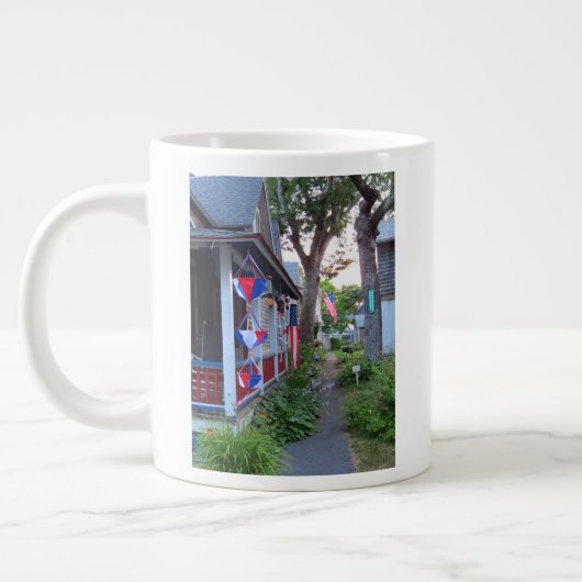 レッド、ホワイト、ブルー – マーサのブドウ園 ジャンボコーヒーマグカップ (左)
