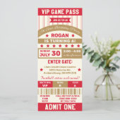 レッド&金ゴールドスポーツをテーマにしたチケット誕生日パーティー 招待状 (スタンド正面)