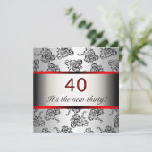 レッド 40歳の誕生日パーティー ブラック ダマスク インビテーション (スタンド正面)
