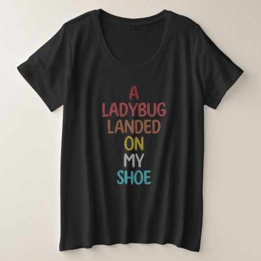 レディバグが私の靴の上に降りた プラスサイズTシャツ (デザイン正面)