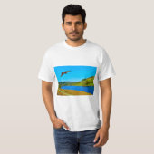 レディボワー貯水池の上空を飛行する一般的なバザール Tシャツ (正面フル)
