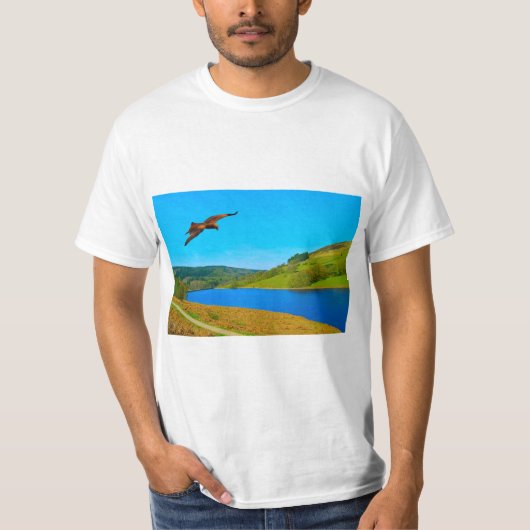 レディボワー貯水池の上空を飛行する一般的なバザール Tシャツ (正面)