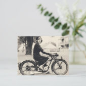 レディーオンバイクヴィンテージB&W写真 ポストカード (スタンド正面)