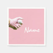 レディーゴルファーがピンクゴルフでゴルフボールを持っている スタンダードカクテルナプキン (正面)