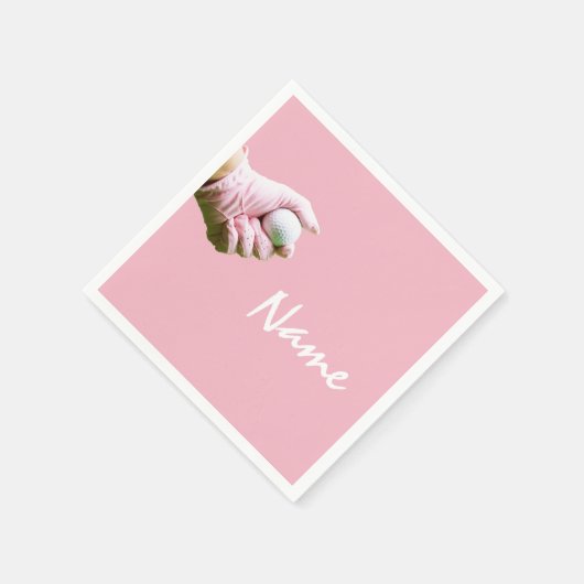 レディーゴルファーがピンクゴルフでゴルフボールを持っている スタンダードカクテルナプキン (角)