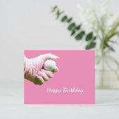 レディーゴルファーはピンクの手袋を付けたゴルフボールをピンクに乗せて持つ ポストカード (スタンド正面)