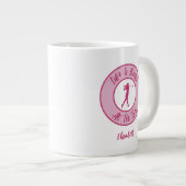 レディーゴルファーTee時間名スポーツユーモアおもしろいピンク ジャンボコーヒーマグカップ (正面右)