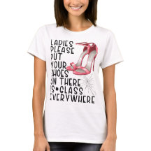 レディースはガラスのイブの上に靴を置きなさい