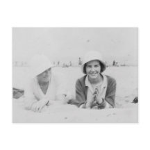 レディースオンビーチオールドブラック&ホワイトイメージポストカード